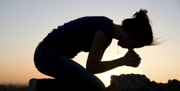 woman-praying-on-knees1